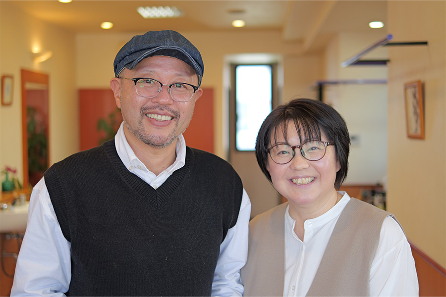 少し暗めの照明と観葉植物の中でゆったりとした時間をお過ごしいただけます。