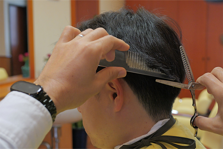 モテ髪カットの様子