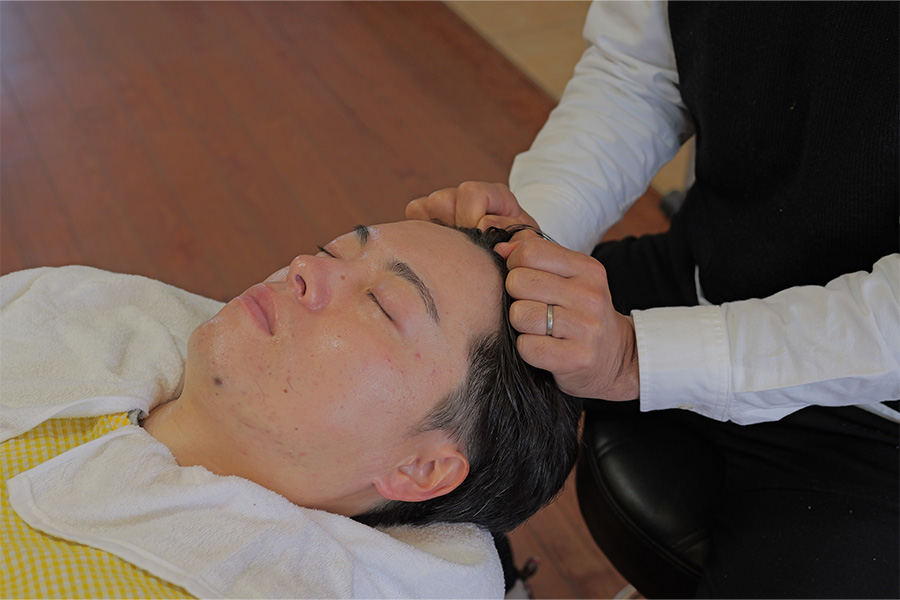 筋膜リリース育毛スパの様子